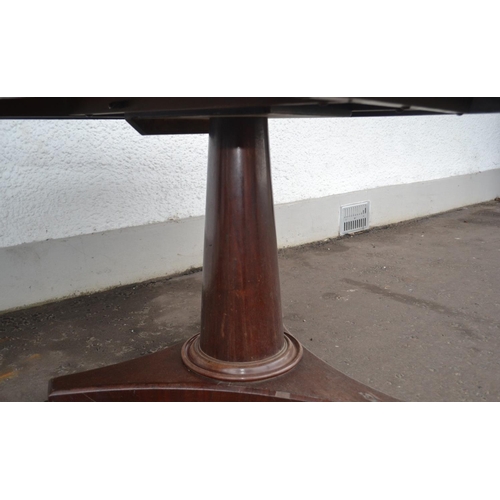 71 - Victorian mahogany large circular antique dining table