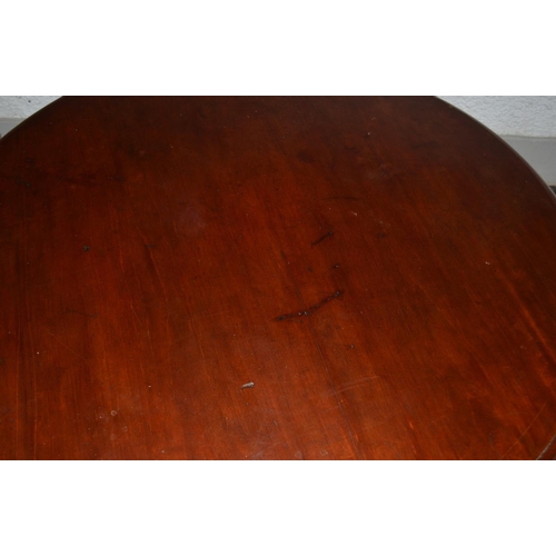 71 - Victorian mahogany large circular antique dining table