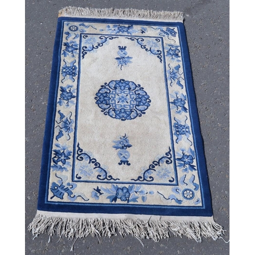 518 - An Oriental inspired blue and white quality rug 3ft x 5 ft