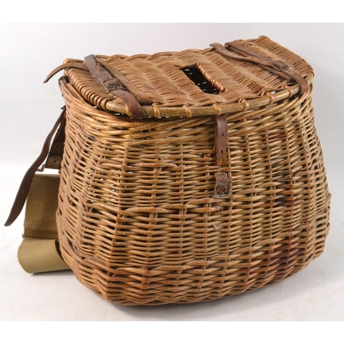 552 - Vintage wicker creel