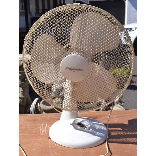 565 - A Fridgemaster desk electric fan