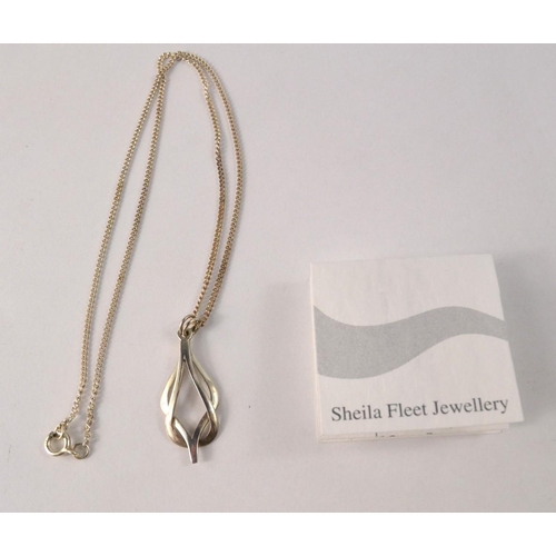 40 - SHEILA FLEET from ORKNEY 'REEF KNOT' symbol of unity pendant on a silver chain 4.58g with the origin... 