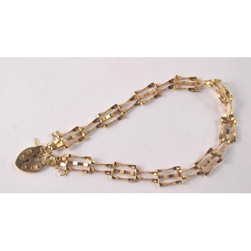 43 - A stunning chain link 375 stamped yellow gold bracelet