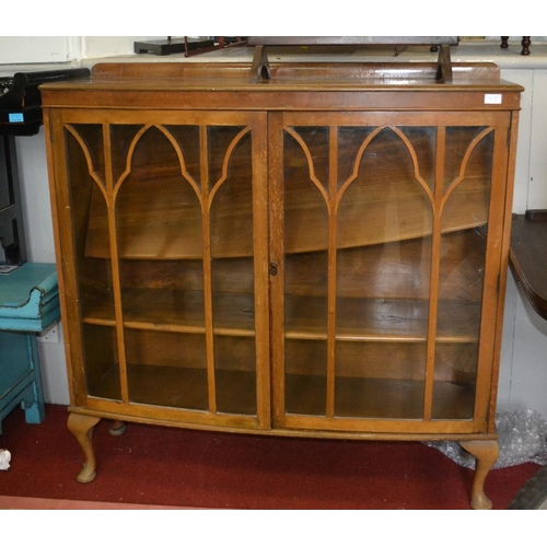 382 - Vintage display cabinet with key