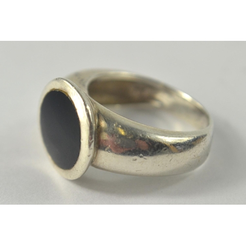 6 - A gents silver 925 stamped signet ring with black stone ring size N