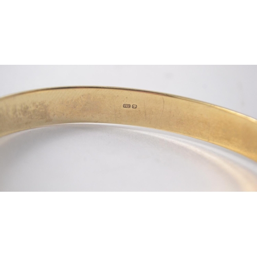 8 - A 375 stamped yellow gold snap-shut bracelet