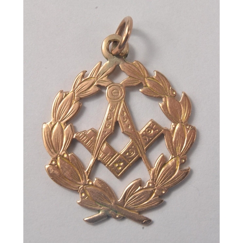 11 - A vintage MASONIC pendant 375 stamped in yellow gold  weight 3.06g - a nice example!