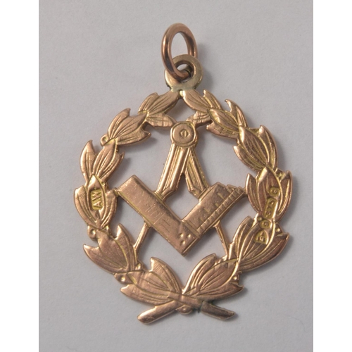 11 - A vintage MASONIC pendant 375 stamped in yellow gold  weight 3.06g - a nice example!