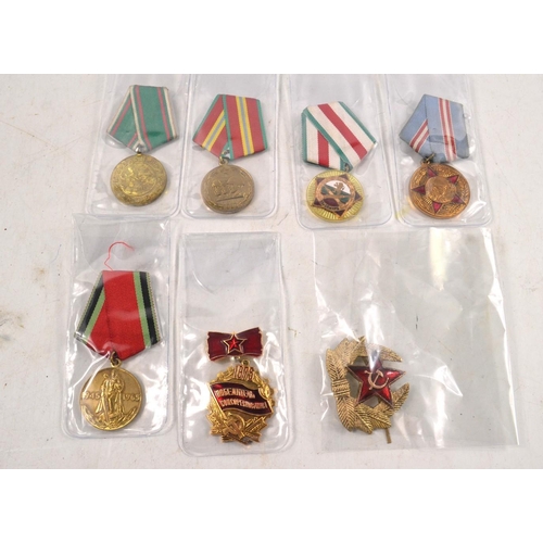 31 - Group of individually mounted WW1 and WW2 Russian and Bulgarian commemorative medals and badges.  4 ... 