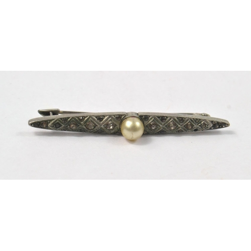 15 - An ART DECO small platinon brooch with small white stones and a pearl inset 4.5cm length  (gross wei... 