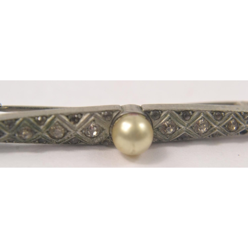 15 - An ART DECO small platinon brooch with small white stones and a pearl inset 4.5cm length  (gross wei... 