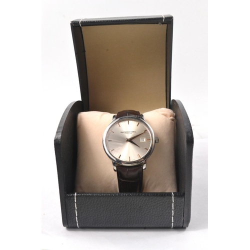 20 - A RAYMOND WEIL Geneve gents wrist watch with leather strap with date display(£750 new)