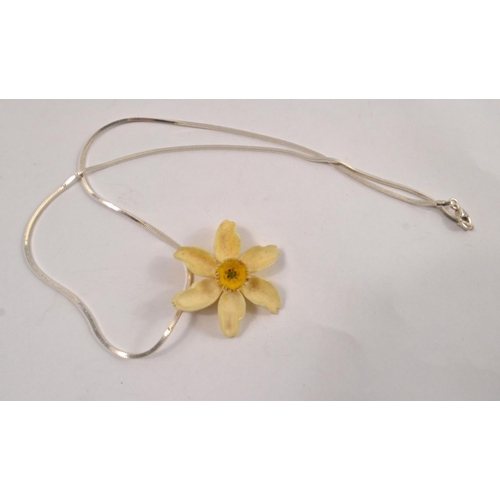 63 - UNUSUAL! A c1930's vintage 'Narcissi' flower form pendant on a 925 stamped silver chain