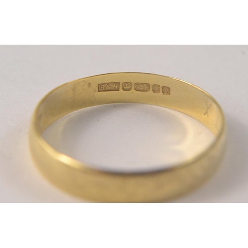 20 - WEDDING D section ring 3.88mm wide in 18ct gold Hallmarked London 1986 weight 1.5g [size M ]