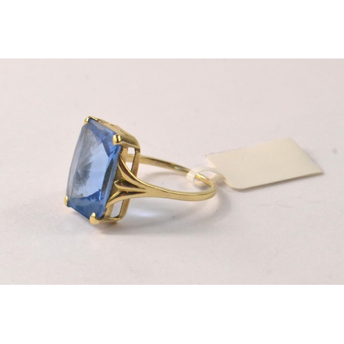 4 - A BLUE TOPAZ gold ring [size L]