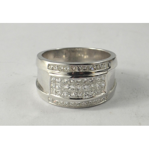 40 - A nice quality BLING 750 stamped white gold ring with a total of 2.5 carats in diamonds (diamonds ar... 