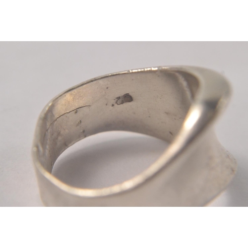 42 - 925 silver abstract design ring. Size L