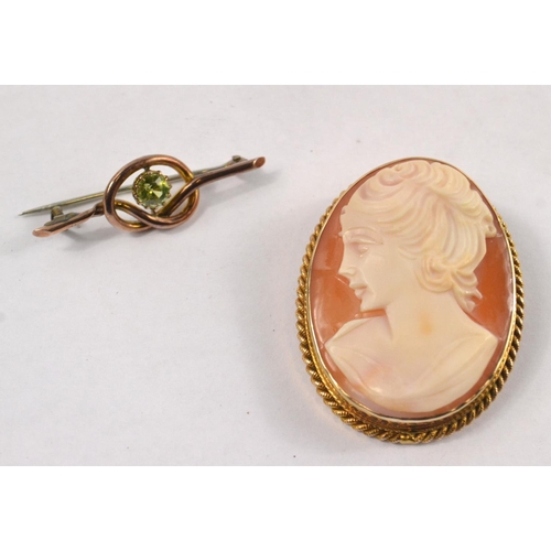 50 - Small 9c stamped (t rubbed out almost) brooch 1.3g gross with a small peridot style stone with a Cam... 