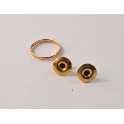 77 - A pair of 9ct gold shirt collar studs 1.0g and a wedding ring 18ct gold .95g weight [size M ]