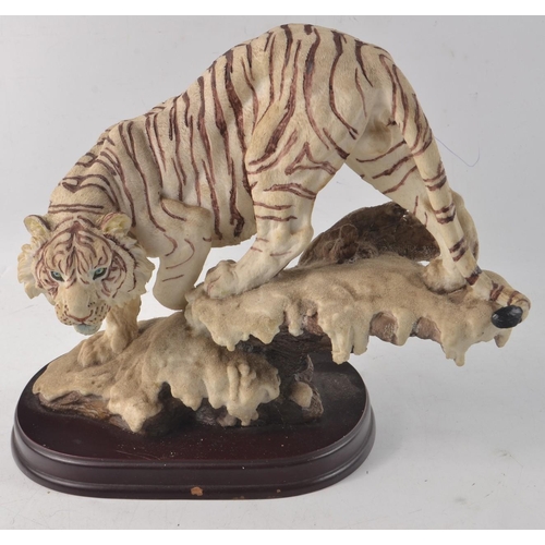 18T - One WHITE TIGER model by the LEONARDO COLLECTION