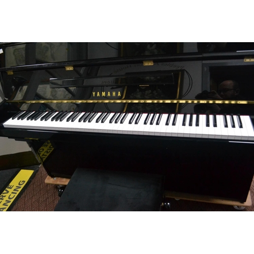 25L - YAMAHA B1 Silent Piano SC2 in beautiful black high Gloss finish with matching new piano stoolBrand n... 