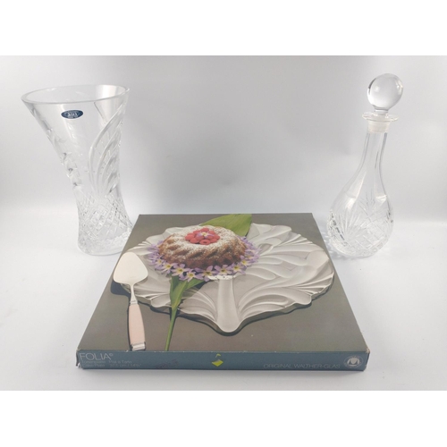 209 - A SUPER QUALITY GLASS LOT to include a boxed cake plate diameter 37.5cm, a large statement CRYSTAL V... 