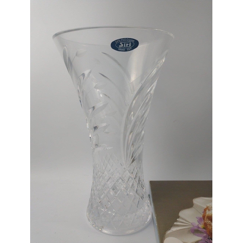 209 - A SUPER QUALITY GLASS LOT to include a boxed cake plate diameter 37.5cm, a large statement CRYSTAL V... 