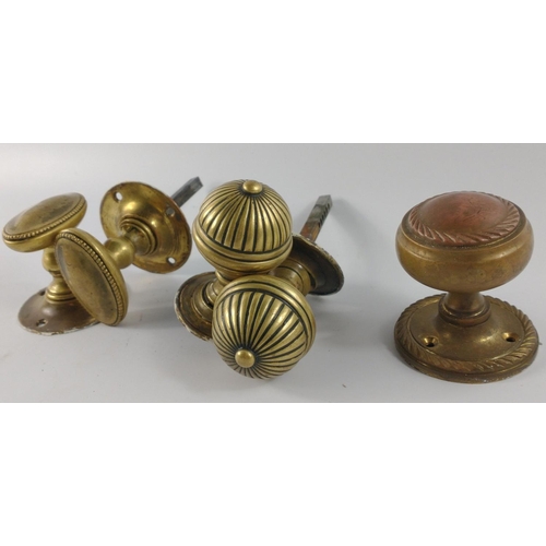 225 - VINTAGE DOOR KNOBS, 2 pairs of brass door knobs with 5