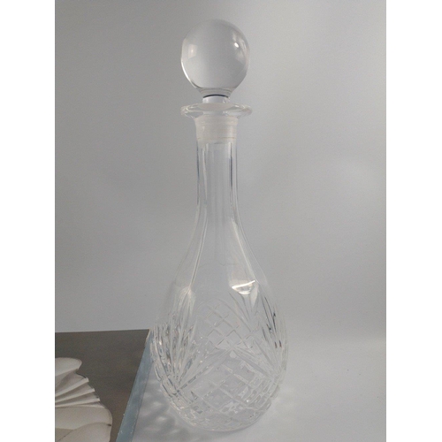 209 - A SUPER QUALITY GLASS LOT to include a boxed cake plate diameter 37.5cm, a large statement CRYSTAL V... 