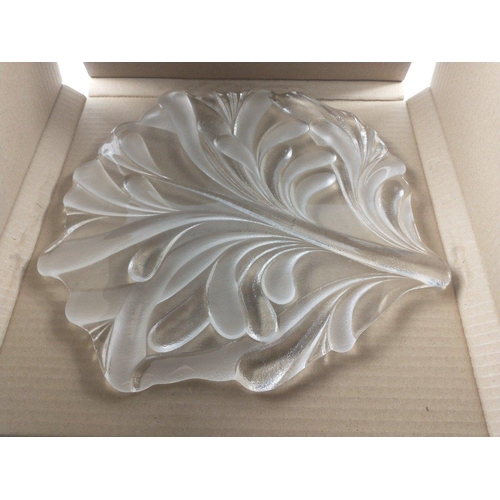 209 - A SUPER QUALITY GLASS LOT to include a boxed cake plate diameter 37.5cm, a large statement CRYSTAL V... 