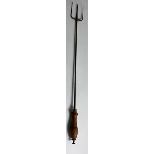 223F - Vintage metal rustic TOASTING FORK in the shape of a trident.- WHO WANTS A TOASTED MUFFIN?#274