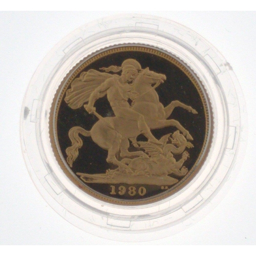 11 - INVESTMENT BUY! A 1980 GOLD PROOF QUEEN ELIZABETH II FULL SOVEREIGN MINT 7.988g/0.257 Troy Ounce wit... 