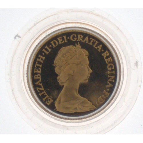 11 - INVESTMENT BUY! A 1980 GOLD PROOF QUEEN ELIZABETH II FULL SOVEREIGN MINT 7.988g/0.257 Troy Ounce wit... 