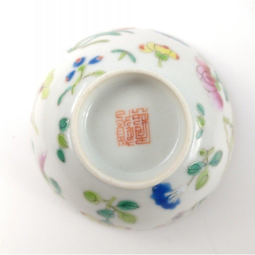 131 - A nice CHINESE highly decorated and hand painted dish 14cm diameter with 4 porcelain rice wine cups ... 