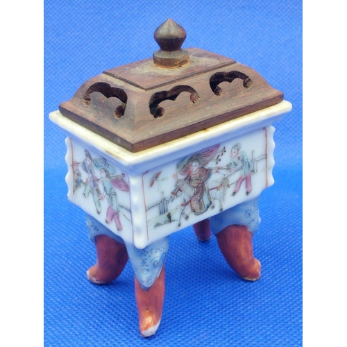 160 - An ATTRACTIVE CHINESE small porcelain trinket box with Pagoda style wooden lid on legs decorated wit... 