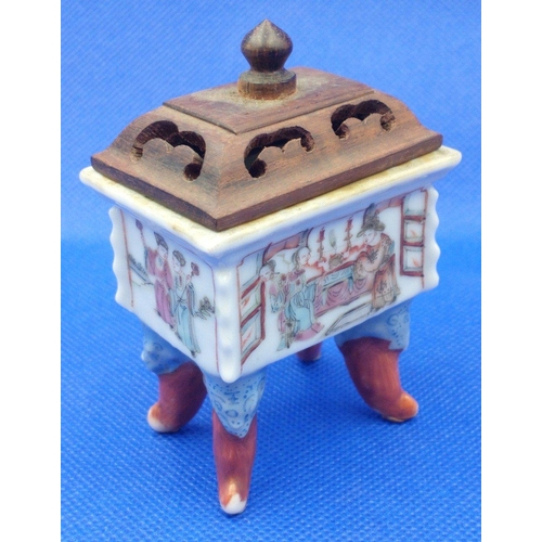 160 - An ATTRACTIVE CHINESE small porcelain trinket box with Pagoda style wooden lid on legs decorated wit... 