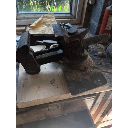 100 - An old REKORD AUTO VICE 74' bench vice#102