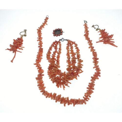 119 - BEAUTIFUL VINTAGE CORAL jewellery c 1930's once belonged to a fabulously glamorous lady!To include a... 