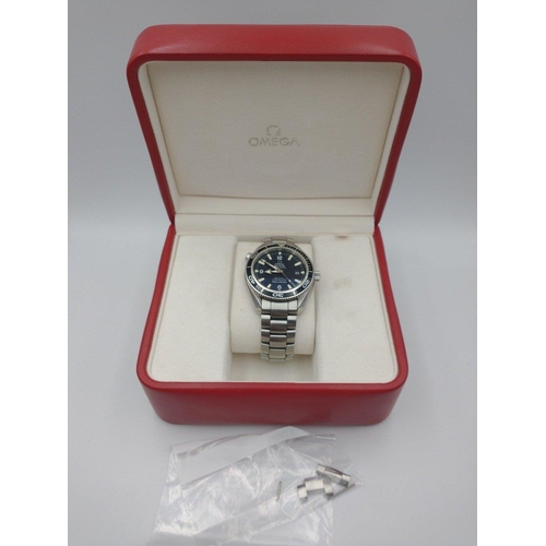 86 - Unisex OMEGA SEAMASTER  No 81926842 36mm stainless steel case with blue luminous dot dial. Presented... 