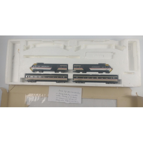 323 - HORNBY HIGH SPEED TRAIN SET in inter-city swallow livery in excellent condition, consisting of HST p... 