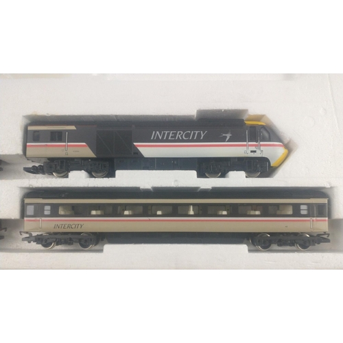 323 - HORNBY HIGH SPEED TRAIN SET in inter-city swallow livery in excellent condition, consisting of HST p... 