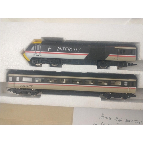 323 - HORNBY HIGH SPEED TRAIN SET in inter-city swallow livery in excellent condition, consisting of HST p... 