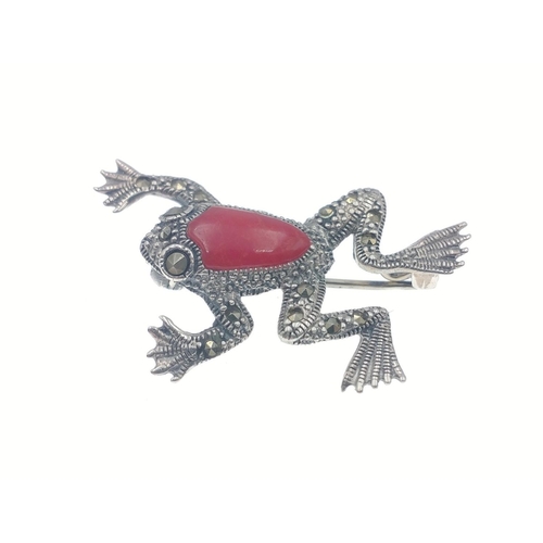 49 - A small brooch in white metal Marcasite frog with a red stone back, 4cm long, 4.6g weight gross#61... 