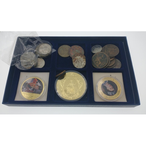 97 - Small assortment of coins, to include £5 British Banknotes coin, Diamond Jubilee coin and a few old ... 