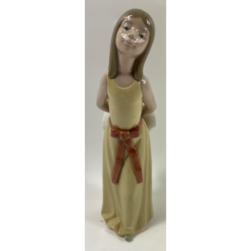 Lladro figurine Daisa 1978 - Girl With Straw Hat stands 24cm Lladro figurine Daisa 1978 - Girl With Straw Hat stands 24cm