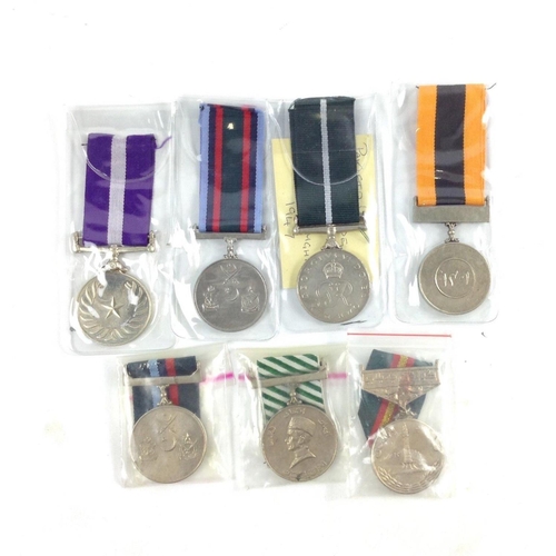 34 - A collection of PAKISTANI MEDALS including the PAKISTAN INDEPENDENCE medal Pakistan Tamgha 1947, 7 p... 