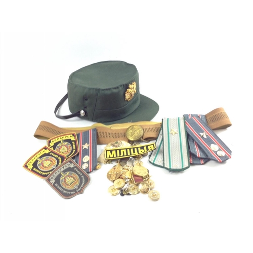 38 - A MILITARIA LOT to include a RUSSIAN federal army hat badge cap (size 57), a REPUBLIC OF BELARUS  mi... 