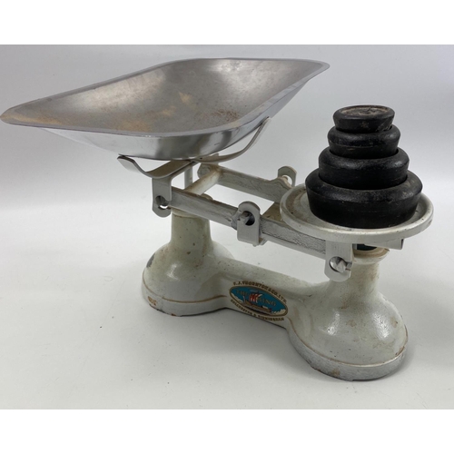94 - A set of vintage kitchen scales by FJ Thornton & Co Ltd with pan & a 2lb weight, 1lb weight, 8oz wei... 