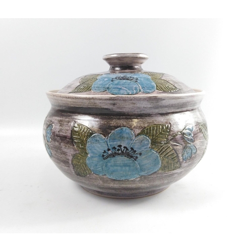 95 - An attractive GERALDINE TRAYHORNE of ROMSEY large lidded casserole pot (21cm dia)#97