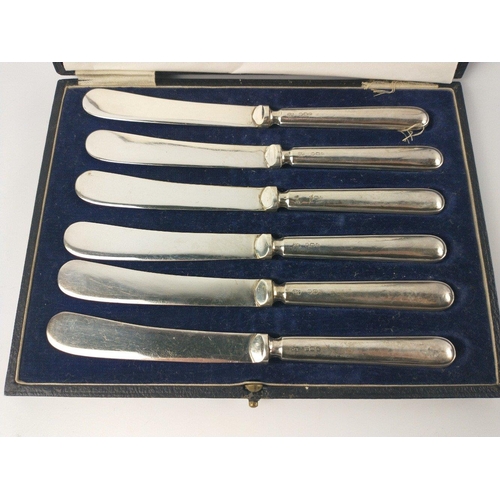 156 - A canteen of six Sheffield 1925 hallmarked handled BUTTER KNIVES by silversmith YEATS, length 16cm, ... 